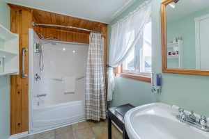 Auberge Foin de Mer Bed and Breakfast makes it easy to experience Kamouraska attractions like Centre d'Art de Kamouraska, history museum, La Sauge bathroom.