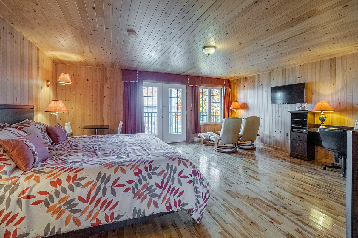 Auberge Foin de Mer, Kamouraska, Perfectly located for all your summer activities: whale watching, golf, parks, cycling, fishing, chat et coq bedroom.