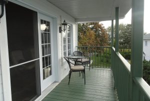 Auberge Foin de Mer, Kamouraska,  Perfectly located for all your summer activities: whale watching, golf, parks, cycling, fishing, chat et coq outdoor patio.