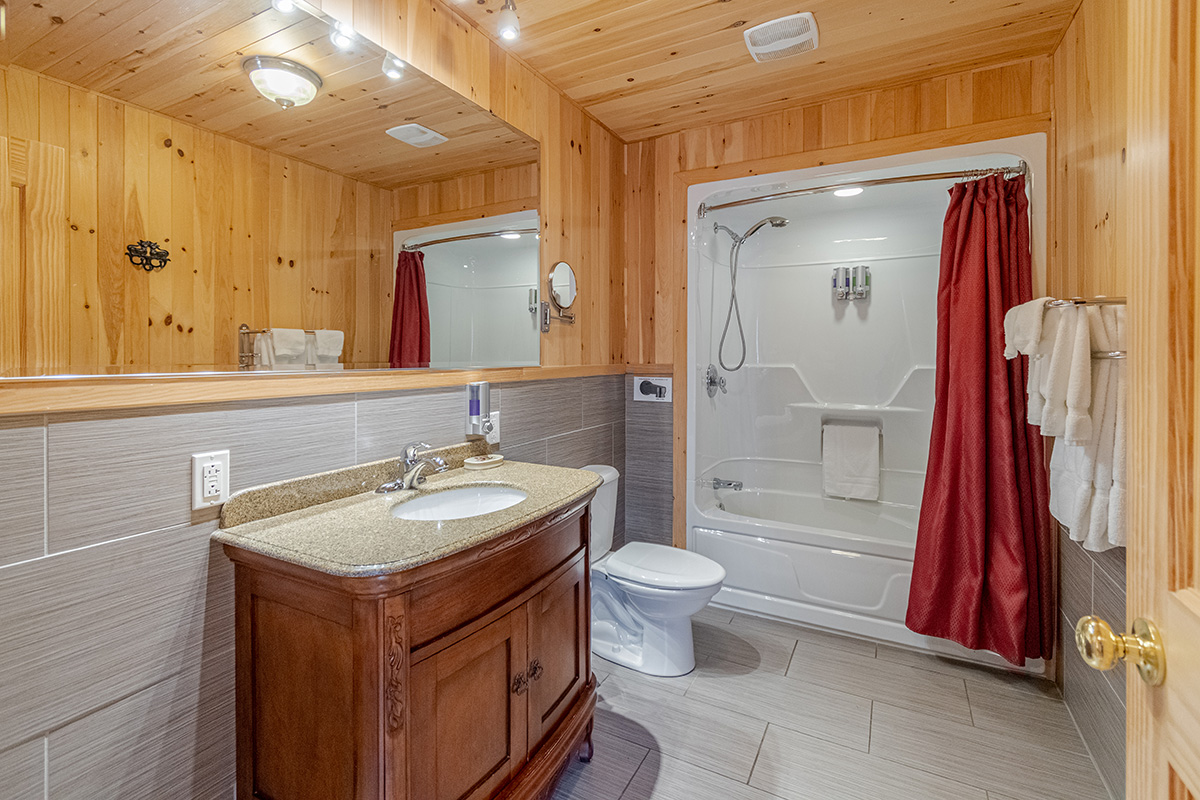 Overlooking the St-Lawrence river, our inn offers comfortable rooms, with a sitting area, Kamouraska bed and breakfast, dauphin et oiseau bathroom.