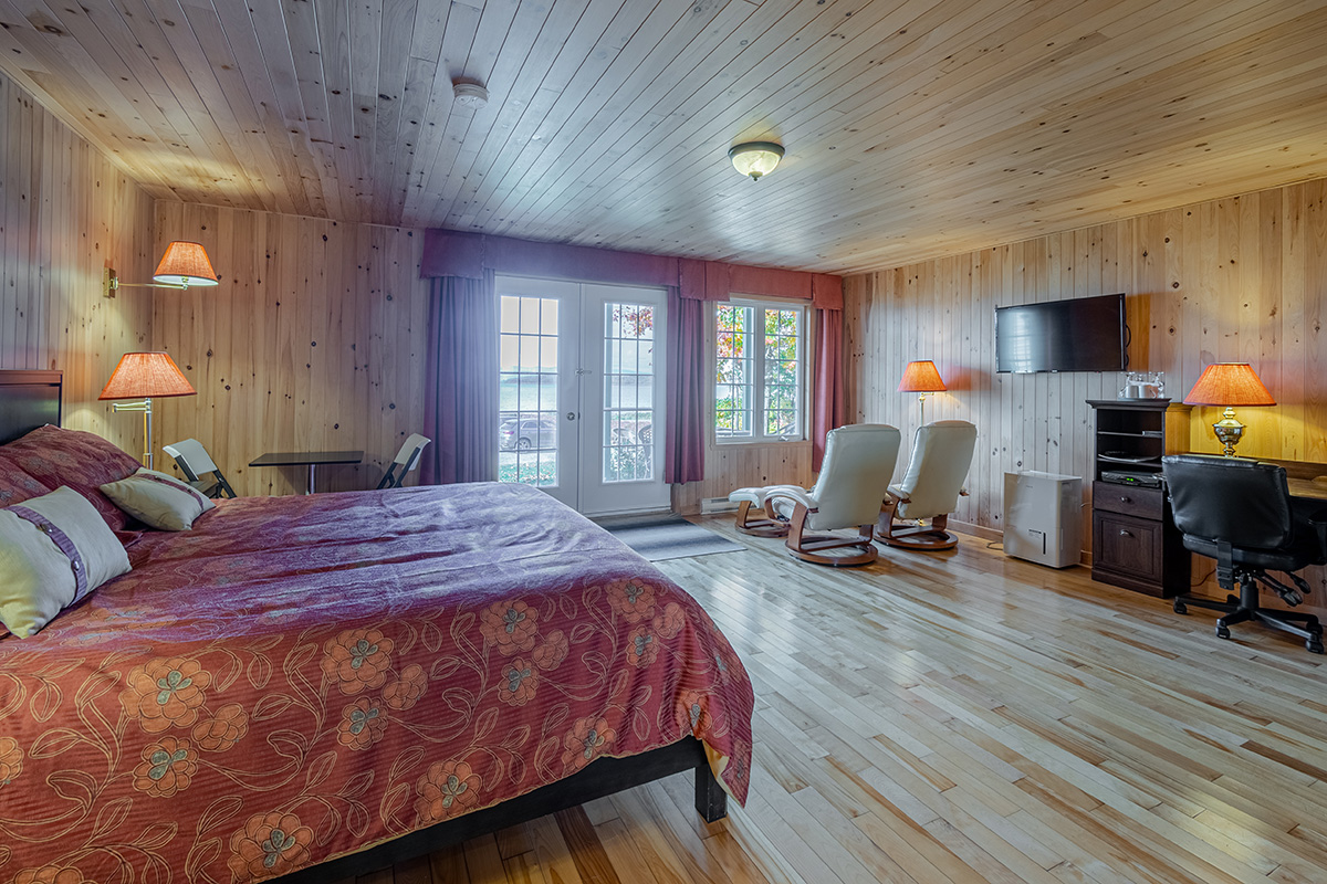 Overlooking the St-Lawrence river, our inn offers comfortable rooms, with a sitting area, Kamouraska bed and breakfast, dauphin et oiseau bedroom.