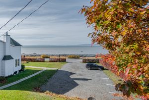 Overlooking the St-Lawrence river, our inn offers comfortable rooms, with a sitting area, Kamouraska bed and breakfast, dauphin et oiseau outdoor.