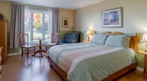 auberge foin de mer, accommodations, chambre la jacynthe