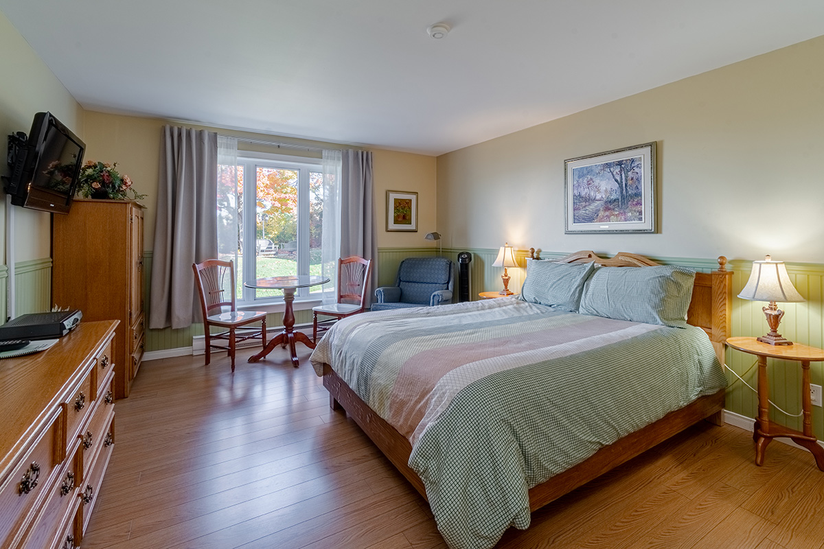 Bed and Breakfast in Kamouraska located in the heart of the enchanting village within walking distance of good restaurants and near bike path and park, La Jacynthe bedroom.