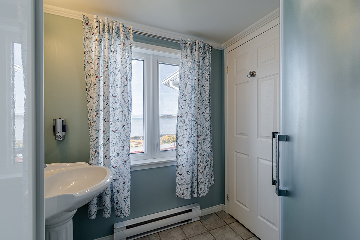 A quaint bed and breakfast close walk to shore to view incredible sunsets of Kamouraska, La Tourelle bathroom.