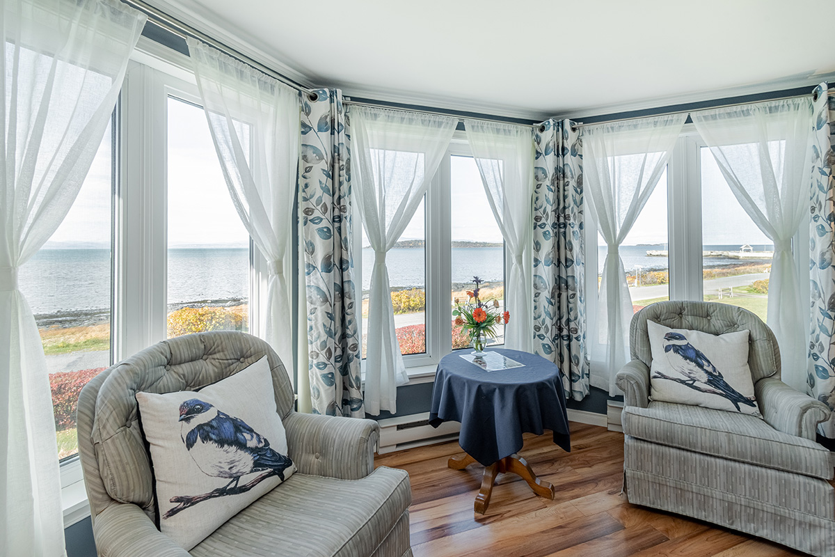 A quaint bed and breakfast close walk to shore to view incredible sunsets of Kamouraska, La Tourelle sitting area.